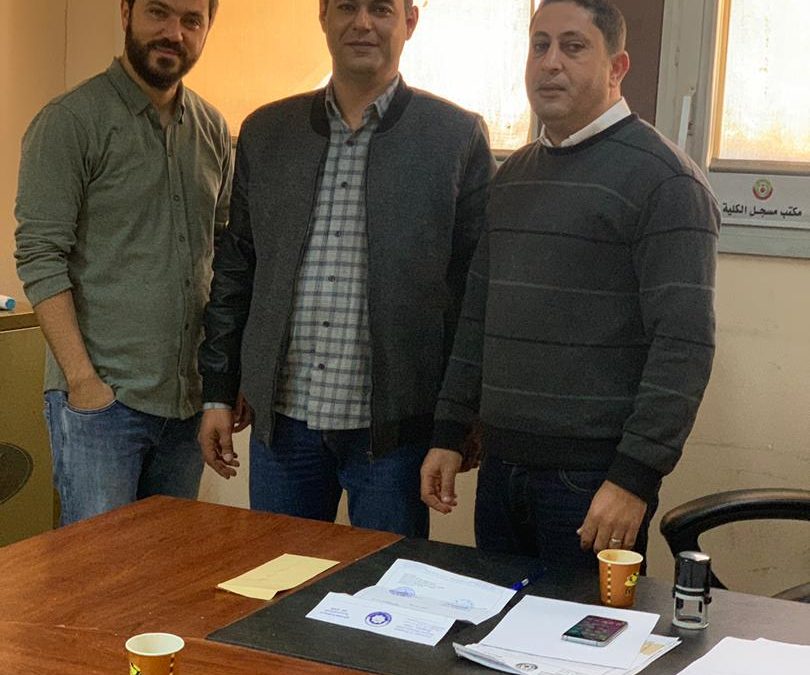 كلية الصيدلة تستلم بطاقات طلابها