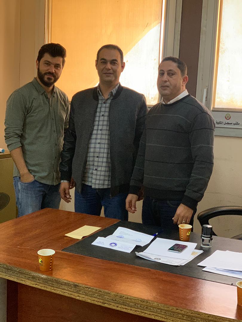 كلية الصيدلة تستلم بطاقات طلابها