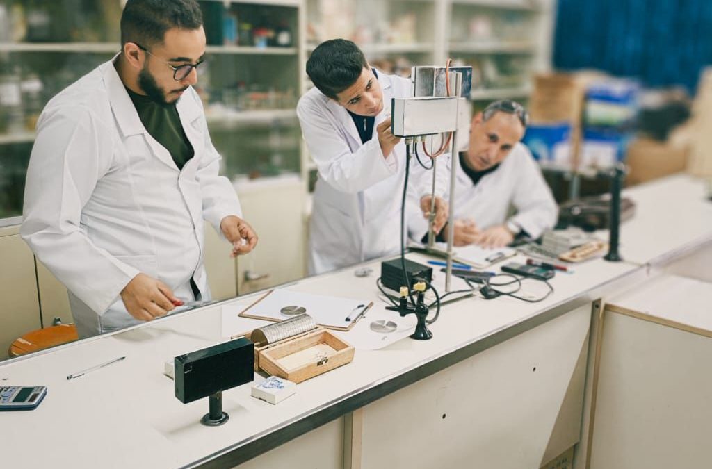 قسم الصيدلانيات والصيدلة الصناعية بكلية الصيدلة بجامعة بنغازي يطلق الجانب العملي لمقرر الصيدلة الصناعية لطلبة السنة الثالثة