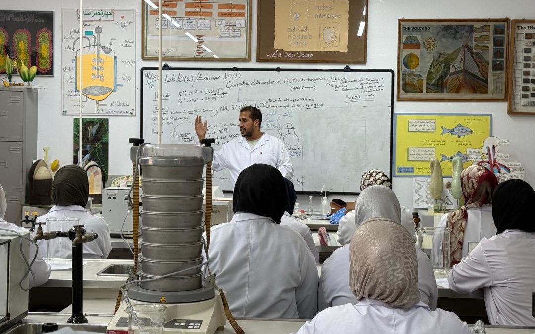 كلية الصيدلة تنظم معملاً عملياً في التحليل الآلي لتقدير نسبة الحديد باستخدام القياس الطيفي الضوئي